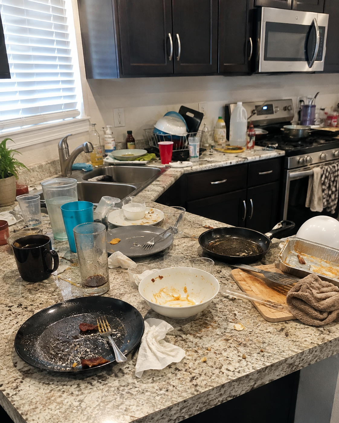 Antes: cocina sucia antes de la limpieza de OM Cleaning en Portland, OR